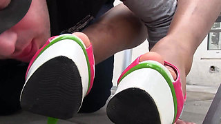 Outdoor shoe cleaning