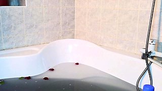 Young amateur teen in solo masturbation getting kinky