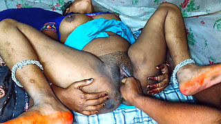 Bhabhi ke chikni chut me devar ne hath dal ke cream nikal diya.big boobs wali desi aunty ko stepuncle ne chut chod ke chut me ma