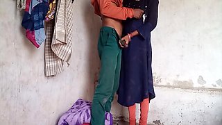 Desi Pati Ne Apanee Patnee Ko Ek Chhote See Kamrai Mein Choda