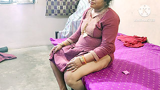 Desi padosan bhabhi ko kapde failate huye hi pataya