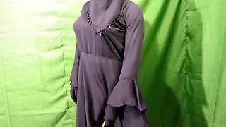 Indian housewife Desi-Queen1 gets stroking and chatting dirty in the bedroom