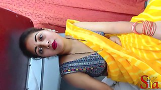 Indian Siya Bhabhi Honeymoon in Train with Strange Passenger