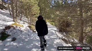 Baise Sauvage En Pleine Poudreuse : Je Bouffe Sa Bite Puis Il Me Defonce Comme Une Chienne En Levrette, Cul Nu Dans La Neige Glacee !