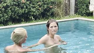 ma femme et sa copine me suce au bord de la piscine