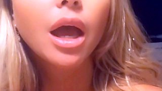 Hot amateur teen girl solos masturbation