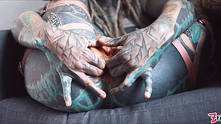 Fabulous tatted damsel pokes her bootie with a enormous fake penis