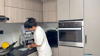 !Y si jugamos, terminamos en sexo? Mi hermanastra esta caliente!