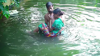 Little step sister ko nahate samye hi pakd ke jabbar dasti pela