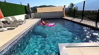 a beautiful blonde masturbates in the pool and lures a