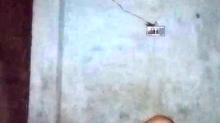 Bhabhi ne apni chut me mall under dalbaya