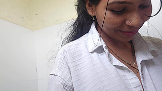 Mere school ki hote girlfriend mujhe akeli toilet m akeli mili dono ki marzi se sex hogya chota toilet hard sex