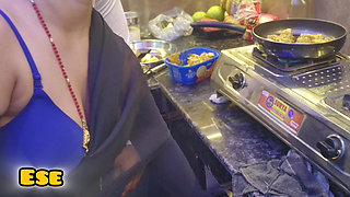 Chachi Ki Jabardast Chudai Kari Kitchen mein Jab wo khana Bnarahi thi..