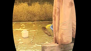 I am watching of Chup Chup taking a bath, did not even know that the stepsister was taking a bath in a very beautiful red city.