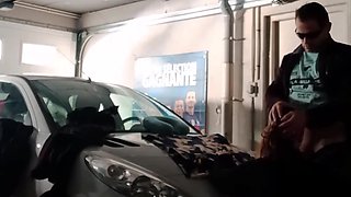 a plat ventre sur le capot de la voiture